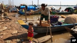 柬埔寨渔民在首都金边附近的湄公河边上准备渔网（2018年5月17日拍摄）。