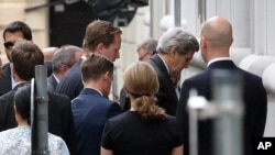 美国国务卿克里（右二）2015年7月8日抵达奥地利维也纳伊核谈判地点参加闭门会议。
