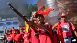Un miembro de la Milicia Nacional Bolivariana blandió un rifle durante un simulacro de invasión en Caracas, Venezuela, el sábado 15 de febrero de 2020. El presidente de Venezuela, Nicolás Maduro, ordenó dos días de ejercicios militares a nivel nacional.