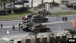 Tank-tank militer Bahrain siap siaga di dekat Lapangan Mutiara di Manama, Kamis (17/2).