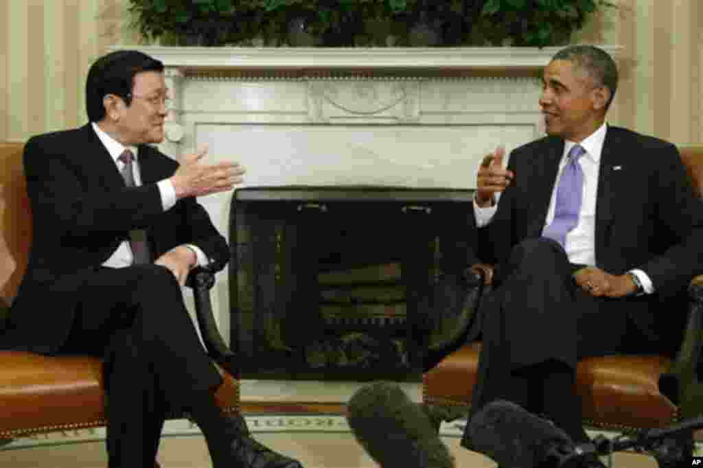 Tổng thống Mỹ Barack Obama trong cuộc gặp Chủ tịch nước Việt Nam Trương Tấn Sang tại Phòng Bầu dục của Tòa Bạch Ốc, ngày 25/7/2013.