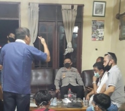 Polisi mendatangi rumah Julio Sihombing untuk melakukan mediasi. (Courtesy: Julio Sihombing).