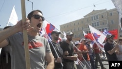 Prizor sa današnjih demonstracija ispred zgrade grčkog parlamenta u Atini