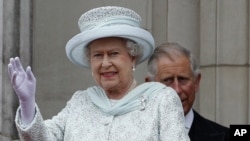 Britain's Queen Elizabeth waves from the balcony at Buckingham Palace during the Diamond Jubilee celebrations in central London Tuesday June 5, 2012.