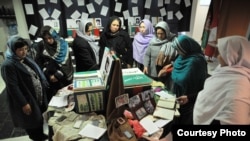 A group of women looking at the war victims mementos boxes during a workshop in Kabul Afghanistan. (Photo: Afghanistan Human Rights and Democracy Organization)