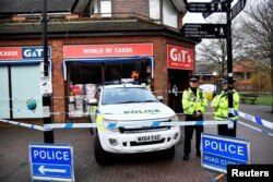 La policía acordona el vecindario alrededor de la casa del ex espía ruso, Sergei Skripal en Salisbury, Gran Bretaña.