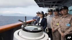 台湾总统蔡英文（左二）在海军苏澳基地视察台湾海军。（2018年4月13日）