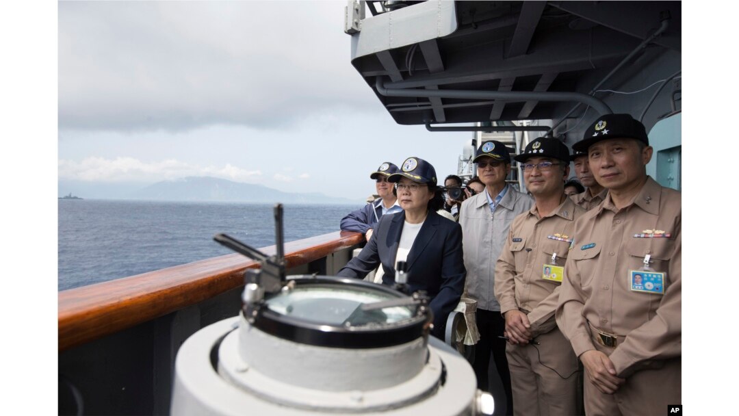 台湾总统蔡英文在苏澳海军基地登上一艘台湾海军基德级驱逐舰视察军演。(2018年3月13日)