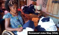 Dans l’atelier de couture de Handicap Home, Marie Crésence et son équipe à Yaoundé, le 7 décembre 2017. (VOA/Emmanuel Jules Ntap)