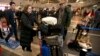 اورسلا گوتیه در فرودگاه پکن، وسایل خود را برای برای بازگشت به فرانسه حمل می کند.