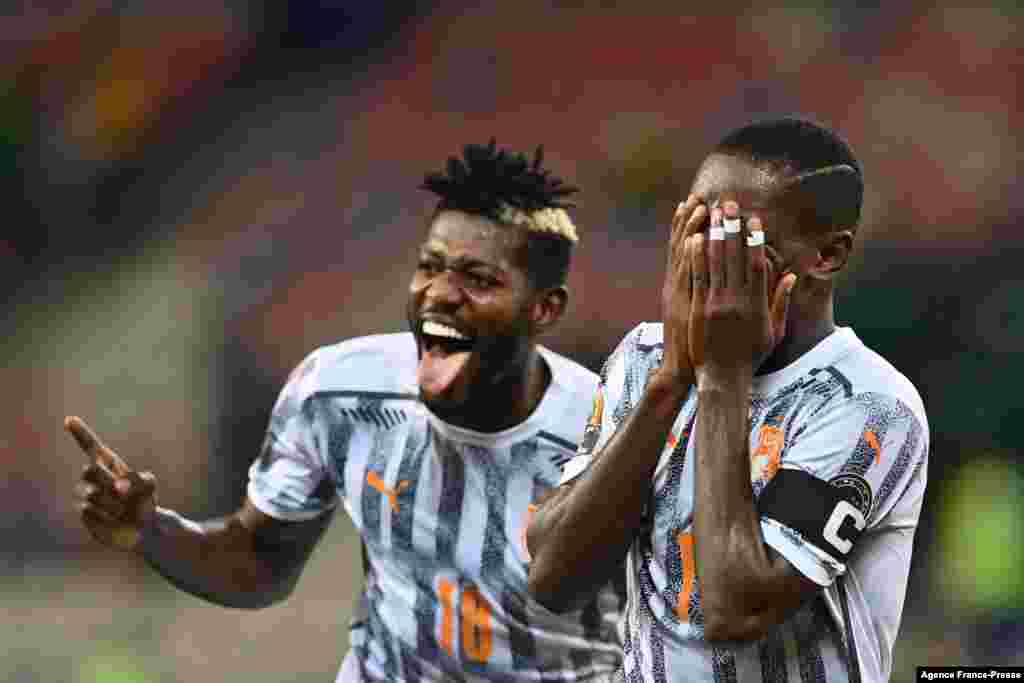 Ivory Coast&#39;s forward Max-Alain Gradel (R) celebrates with teammate after scoring a goal during the Group E Africa Cup of Nations 2021 football match between Equatorial Guinea and Ivory Coast at Stade de Japoma in Douala on Jan. 12, 2022.