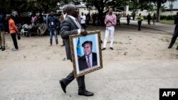 Moto moko ameni photo ya Etienne Tshisekedi na misa ya bokundoli mibu mibale ya liwa ya mokambi ya UDPS, na cathédrale notre Dame, na Kinshasa, le 1 février 2019.