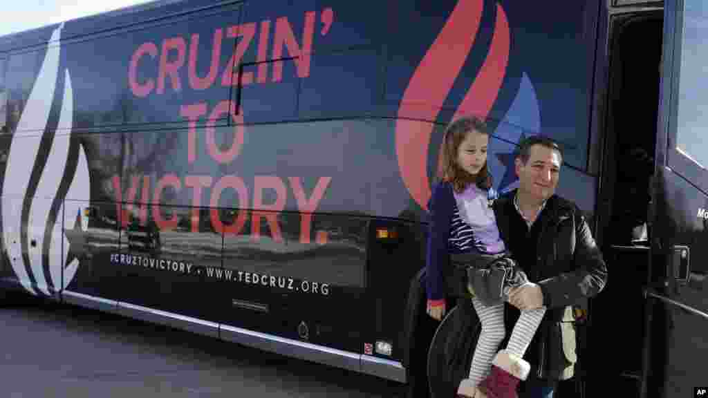 Le candidat républicain, sénateur du Texas, Ted Cruz, arrive à Green County Community Center avec sa fille de sept ans, Caroline, pour un événement de campagne à Jefferson, Iowa, 1er février 2016.