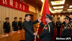 시진핑(가운데 왼쪽) 중국 국가주석이 올해초 베이징에서 열린 인민해방군 북부전구 개편대회에서 부대 기를 지휘부에 전달하고 있다. 