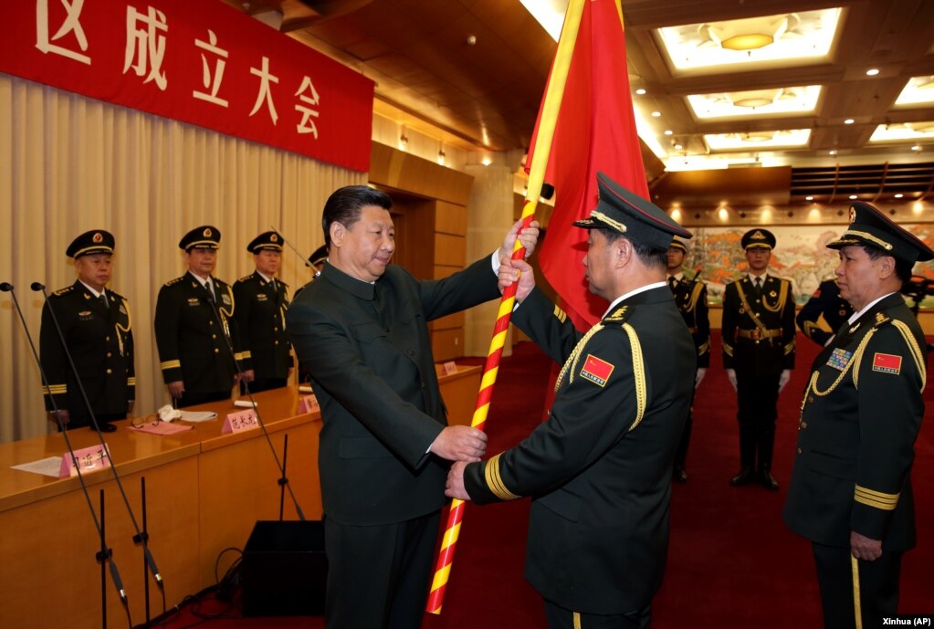 中国国家主席习近平（左前）在北京举行的中国人民解放军战区成立大会上向五大战区授予军旗。（2016年2月1日）(photo:VOA)