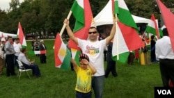 Kurd Said Siso, 34, rallies with his five-year-old son in support of a Sept. 25 independence referendum in Iraqi Kurdistan, in Washington, D.C., Sept. 17, 2017. (P. Vohra/VOA)