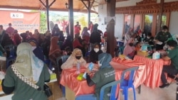 Warga Desa Bulukerto memeriksakan diri ke dokter di Posko Kesehatan (foto Petrus Riski-VOA).