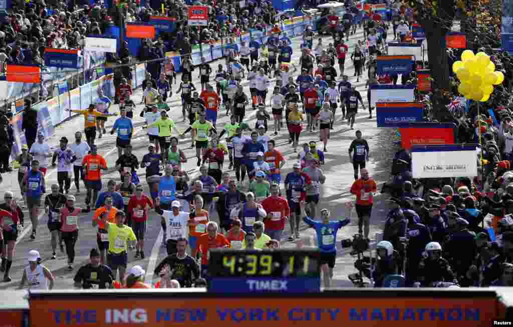 Para peserta berlari menuju garis finish di Central Park, Manhattan. (Reuters/Mike Segar)