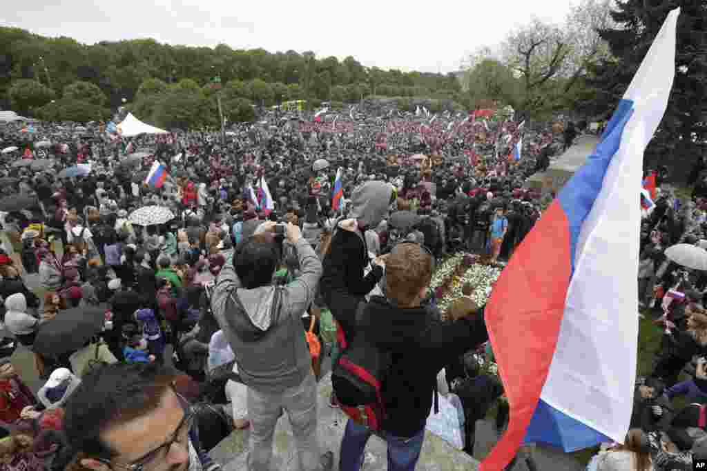 تظاهرات هزاران نفر علیه مبارزه با فساد در شهر سن پترزبورگ در روسیه. تا به حال بیش از ۱۰۰ نفر دستگیر شدند.