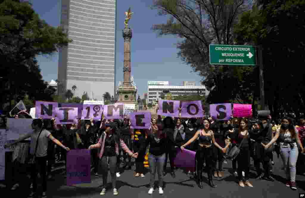 Decenes de mujeres bloquearon el tráfico en una de las principales avenidas de Ciudad de México y se unieron a la jornada denominada &quot;Miércoles Negro&quot;.