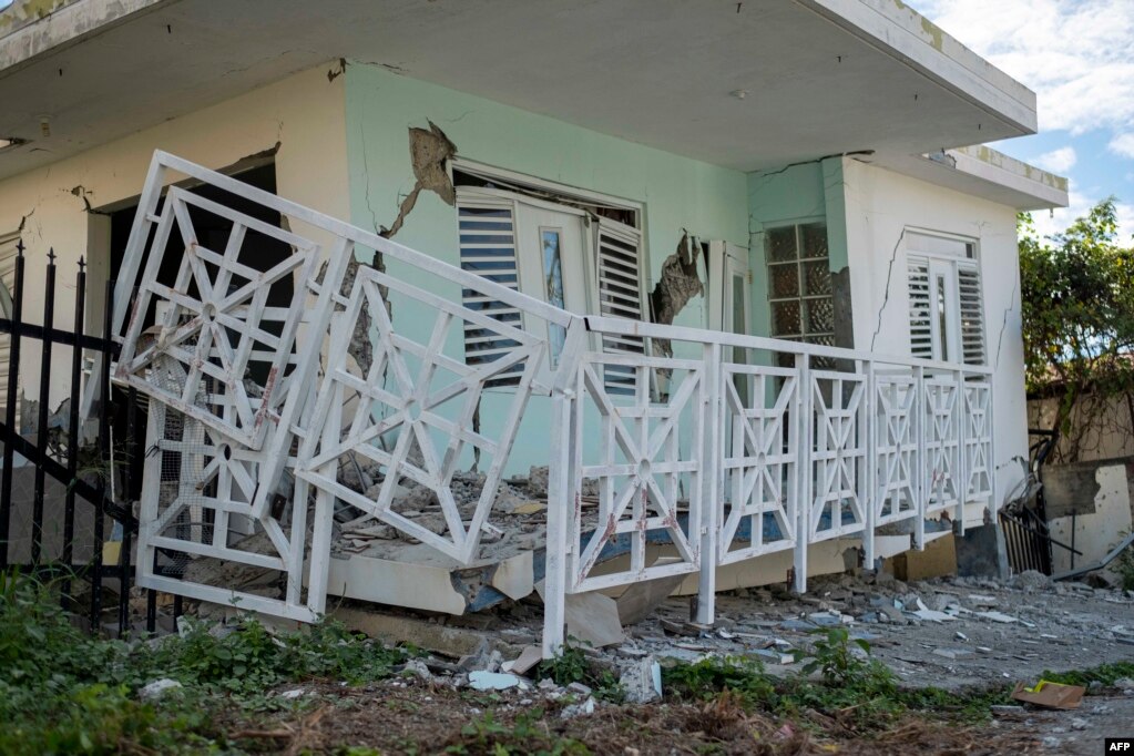 Casas derrumbadas por un terremoto de 5.8 se ven en Guánica, Puerto Rico el 6 de enero de 2020.