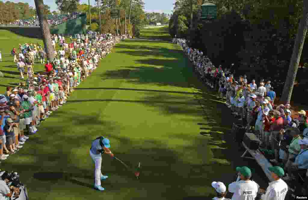 Pegolf Rickie Fowler dari AS, memukul bola pada lubang ke-18 saat melakukan latihan dalam persiapan turnamen golf Masters di kota Augusta, negara bagian Georgia, AS.