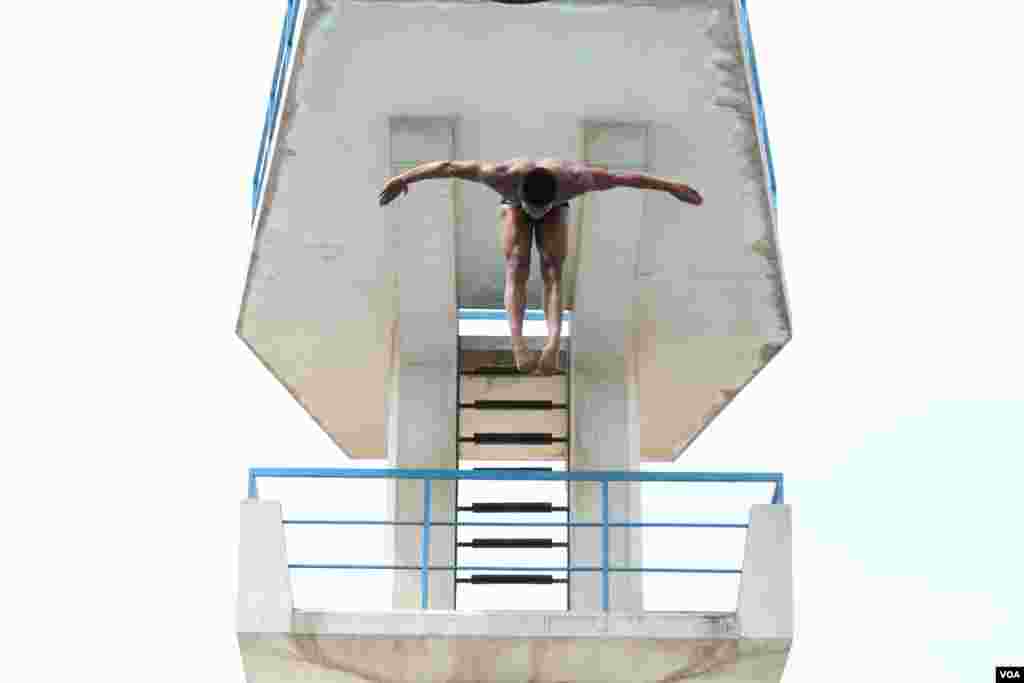 At age just 12, Jordan Windle Pisey won the U.S. Junior National Championship Title diving from the 10-meter platform, Phnom Penh, Cambodia, May 12, 2016. (Hean Socheata/VOA Khmer)