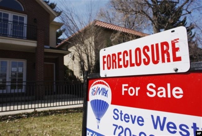 FILE - Sebuah rumah yang disita di Denver, 4 April 2010. Menurut laporan RealtyTrac, 27 Januari 2011, data rumah yang disita melonjak menjadi 149 dari 206 wilayah metropolitan terbesar di Amerika Serikat tahun 2010. (David Zalubowski, arsip/AP)