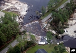 En Rocky Point, Carolina del Norte, la lluvia de Florence llenó un dique que se desbordó sobre una carretera. Sept. 17 de 2018.