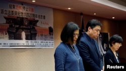 Wu'er Kaixi (C), one of the most charismatic student leaders of Beijing's 1989 pro-democracy movement, observes a minute of silence during Taiwanese lawmakers commemorate human rights meeting ahead of China's June 4 Tiananmen anniversary, at the Legislative Yuan in Taipei, Taiwan, June 3, 2016.