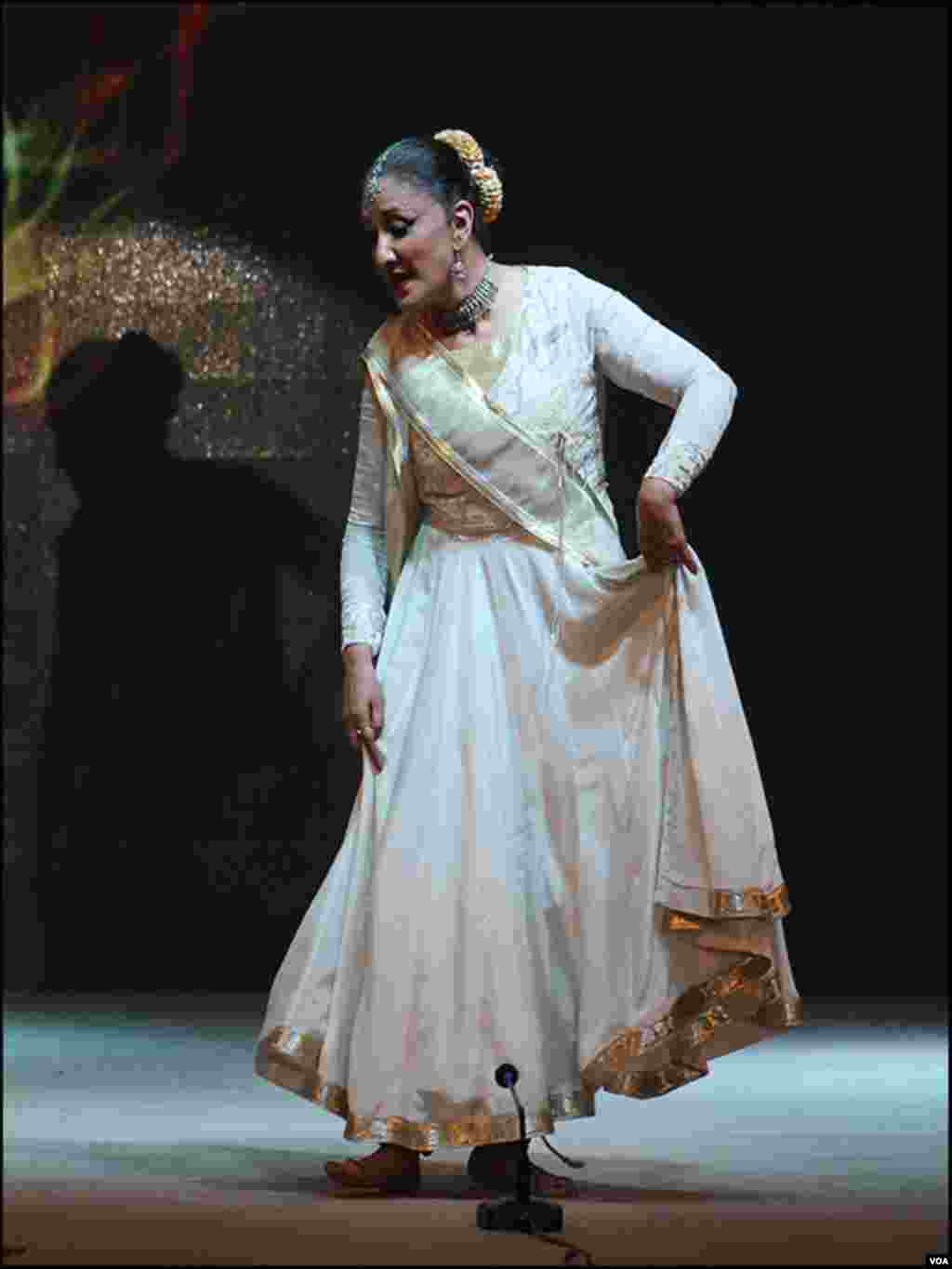 ادبی میلے کے پہلے روز معروف کلاسیکل رقاصہ نگہت چوہدری نے کتھک رقص پیش کیا
