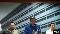 Presiden Susilo Bambang Yudhoyono and Wakil Presiden Boediono dalam jumpa pers di Kejaksaan Agung. (Foto: VOA)