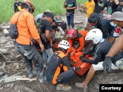 Tim Basarnas mengevakuasi korban erupsi Gunung Semeru yang meninggal dunia (foto Basarnas Surabaya).