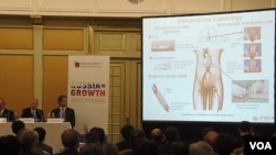 2013年4月安倍首相访问莫斯科时，两国举行工商论坛会议，日本商界向俄罗斯介绍医疗科技。（美国之音白桦拍摄）