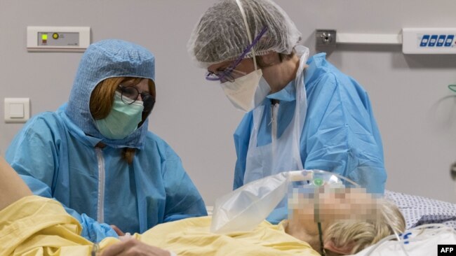 Bác sĩ điều trị cho bệnh nhân COVID-19 ở Bệnh viện Louis Pasteur, Pháp, ngày 26/3/20.