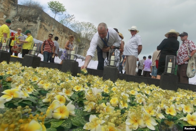 Seorang pria meletakkan bunga di kolam untuk korban serangan bom Bali 2002 dalam upacara peringatan 10 tahun bom Bali, Jimbaran, Bali, 12 Oktober 2012. (Foto: Reuters)