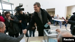 Former French minister and candidate Arnaud Montebourg votes in the first round of the French left's presidential primary election in Montret, France, Jan. 22, 2017. 