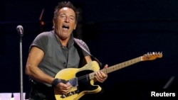 ທ່ານ Bruce Springsteen ສະແດງຄອນເສີດ ໃນລະຫວ່າງ ການເດີນທາງສະແດງ The River Tour ທີ່ສະໜາມກິລາ LA Memorial Sports Arena ໃນນະຄອນ Los Angeles, ລັດ California, 17 ມີນາ, 2016. 
