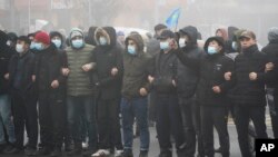 ကာဇက်စတန်နိုင်ငံ Almaty မြို့မှာ ဆန္ဒပြနေကြသူများ။ (ဇန်နဝါရီ ၅၊ ၂၀၂၂)