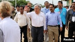 Sekjen PBB Antonio Guterres (depan, melambaikan tangan) saat mengunjungi kamp pengungsi Kutupalong di Cox’s Bazar, Bangladesh, Senin (2/7). 