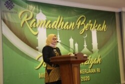 Menteri Tenaga Kerja Ida Fauziah berbicara dalam penyerahan bantuan sembako kepada perwakilan serikat pekerja/buruh dan pegawai Kemnaker, Jakarta, Rabu, 20 Mei 2020. (Foto: Kemnaker)