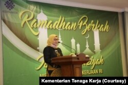 Menteri Tenaga Kerja Ida Fauziah berbicara dalam penyerahan bantuan sembako kepada perwakilan serikat pekerja/buruh dan pegawai Kemnaker, Jakarta, Rabu, 20 Mei 2020. (Foto: Kemnaker)