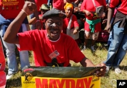 Un ouvrier participe au 1er mai devant le bâtiment du Stock Exchange de Johannesburg, le 1er mai 2017.