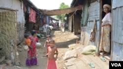 Displaced children and women are seen in run-down UN shelters in Baw Du Pha Camp 1 outside Sittwe. (P. Vrieze for VOA)