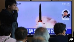 People watch a TV showing a news program reporting North Korea's missile launch, at the Seoul Railway Station in Seoul, South Korea, May 5, 2019.