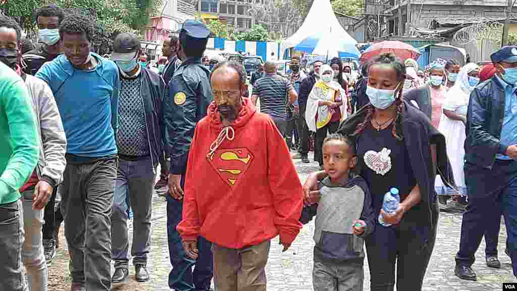 ድምፅ ለመስጠት የተሰለፉ አዲስ አበባ