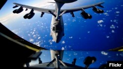 지난 2011년 2월 콥 노스 연합훈련에 참가한 미 공군 B-52 전략폭격기가 공중 급유를 받고 있다.
