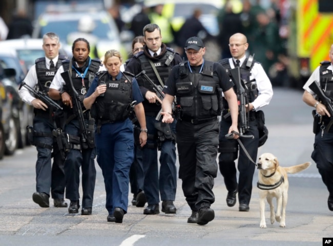 Policías armados resguardan una zona acordonada luego de los ataques en el Puente de Londres y en un área cercana.