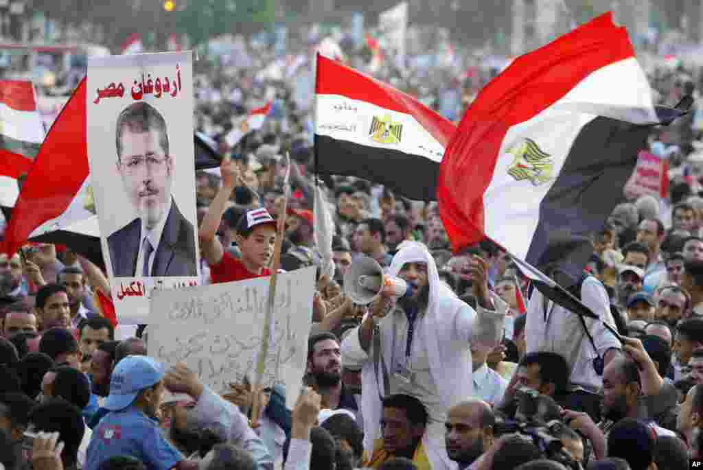19일 무함마드 무르시 대통령을 지지하는 시위대가 카이로 타흐리르 광장에서 이집트 국기를 흔들며 시위하고 있다.