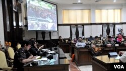 Walikota Surabaya Tri Rismaharini memaparkan program rehabilitasi bagi kawasan lokalisasi Dolly di Surabaya, Jumat, 13 Juni 2014 (Foto: VOA/Petrus)